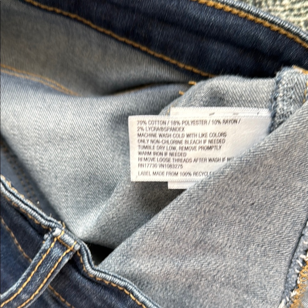 Universal Threads Distressed Jeans - Picture 3 of 7